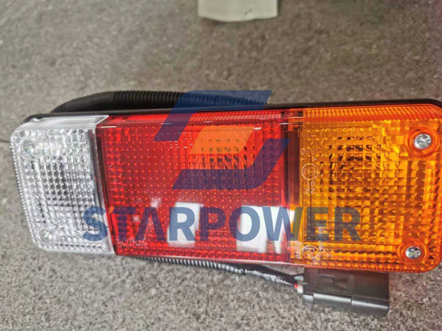 424-06-43231 KOMATSU 后三色尾灯（左灯）